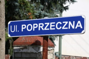 tabliczna z nazwą ulicy poprzeczna