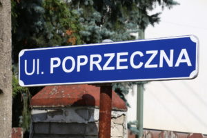tabliczna z nazwą ulicy poprzeczna