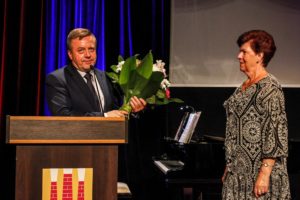 Prezydent wręcza kwiaty Janinie Suskiej