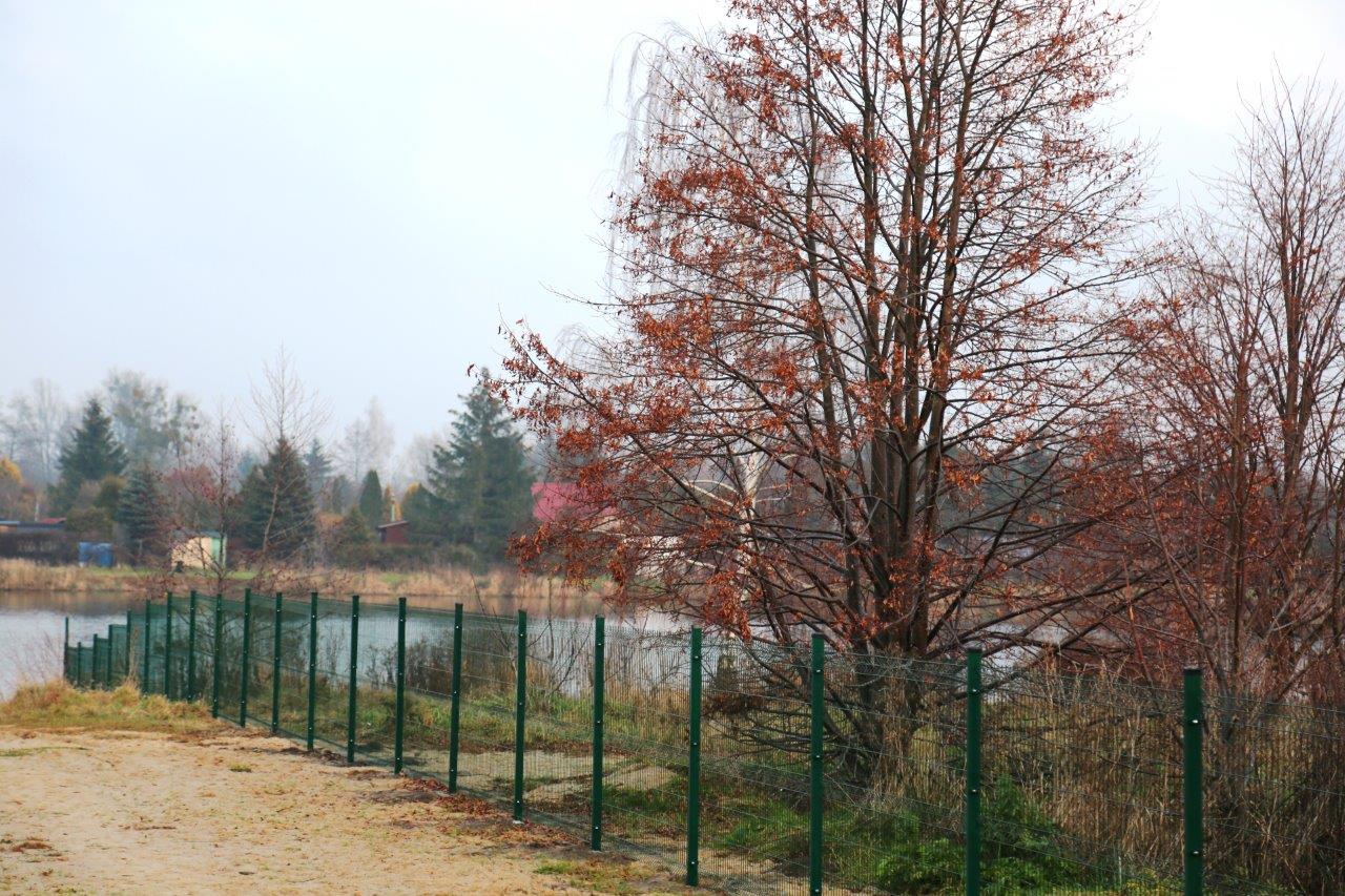 nowo wybudowane ogrodzenie nad Zalewem Żyrardowskim 